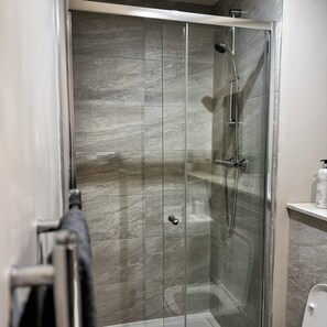 Shower, towels, soap, toilet paper - Centenary house Luxury Apartment Leeds City Centre (Leeds)