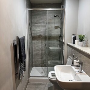 Shower, towels, soap, toilet paper - Centenary house Luxury Apartment Leeds City Centre (Leeds)