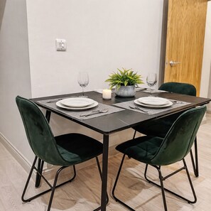Dining - Centenary house Luxury Apartment Leeds City Centre (Leeds)