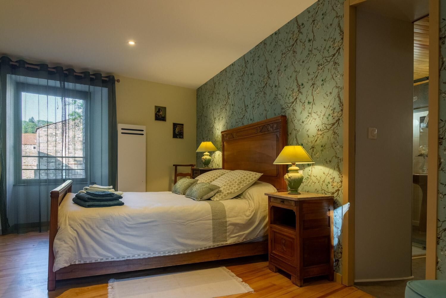 Iron/ironing board, travel crib, free WiFi, bed sheets