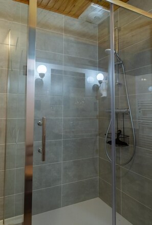 Shower, hair dryer, towels - La Maison d'Anna - LANGOGNE (LANGOGNE)