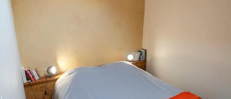 Tabla de planchar con plancha y ropa de cama