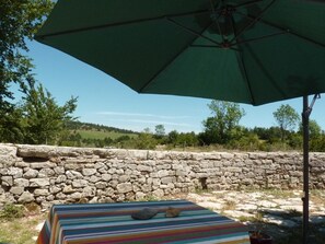 Outdoor dining - Gîte du Tomple, Côté Bergerie (QUEZAC)