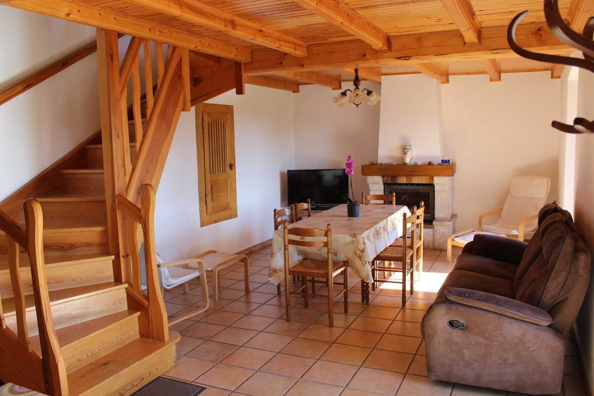 Téléviseur, foyer, livres