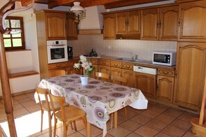 Fridge, microwave, oven, dishwasher - Gîte du Pigeonnier Causse Méjean (SAINT-PIERRE-DES-TRIPIERS)