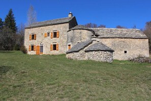 Exterior - Gîte du Pigeonnier Causse Méjean (SAINT-PIERRE-DES-TRIPIERS)