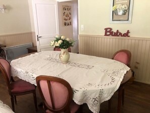 Dining - La Glycine 5/6 persons (LA CANOURGUE)