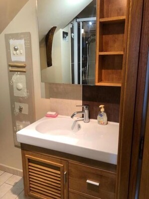 Shower, hair dryer, towels - La Glycine 5/6 persons (LA CANOURGUE)