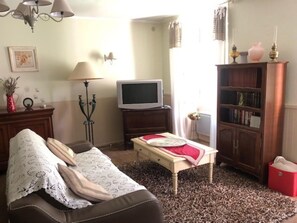 TV, books - La Glycine 5/6 persons (LA CANOURGUE)