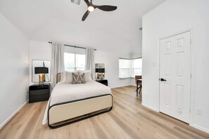 Iron/ironing board, WiFi, bed sheets - Sam Houston Race Track/Garage/Pet friendly/BBQGril (Houston)