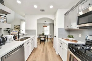Fridge, microwave, oven, stovetop - Sam Houston Race Track/Garage/Pet friendly/BBQGril (Houston)