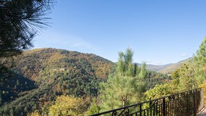 A mountainous landscape with a clear sky. - Les Hauts de Maison Rouge (VIALAS)