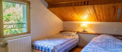 Iron/ironing board, travel cot, free WiFi, bed sheets
