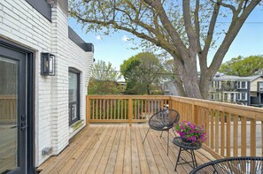 Terrace/patio - Beautiful 2nd floor apartment, minutes from transit, restaurants, pet-friendly. (Toronto)