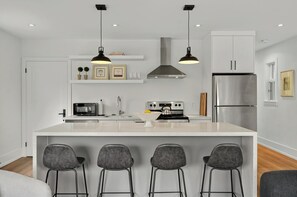 Private kitchen - Beautiful 2nd floor apartment, minutes from transit, restaurants, pet-friendly. (Toronto)