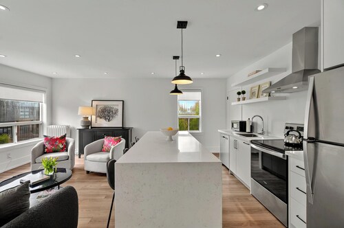 Beautiful 2nd floor apartment, minutes from transit, restaurants, pet-friendly.