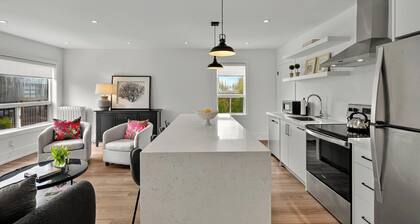 Beautiful 2nd floor apartment, minutes from transit, restaurants, pet-friendly.