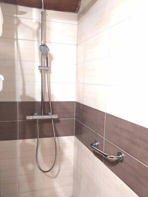 Shower, hair dryer - LA DROSERA - LAJO - Gîte (LAJO)