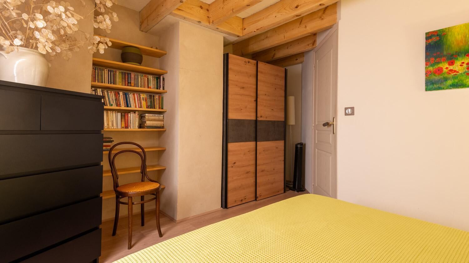 Iron/ironing board, travel cot, free WiFi