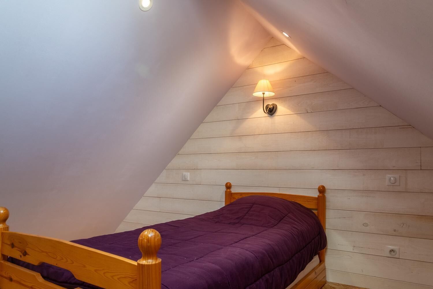 Travel cot, free WiFi