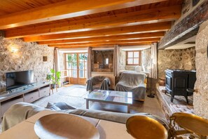 TV - Au P'tit Bonheur d'Aubrac 5/7 people (SAINT-LAURENT-DE-MURET)