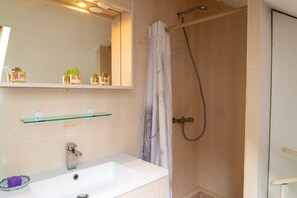 Shower, hair dryer, towels - Gîte Dardenne - LA MALENE (LA MALENE)