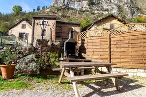 Outdoor dining - Gîte Dardenne - LA MALENE (LA MALENE)