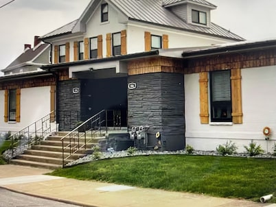 Cozy 2-bedroom house/apartment in tranquil Monaca with AC and close to the River