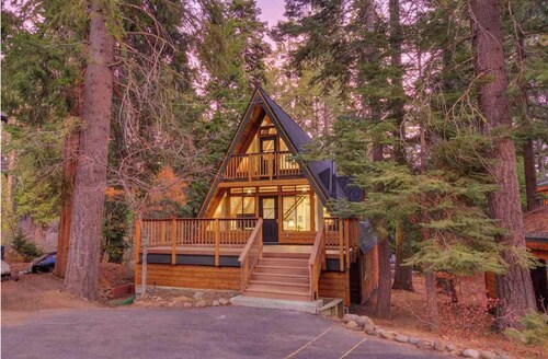 Magical A- frame Chalet in fabulous Tahoe City, walking distance to the lake