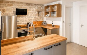 Fridge, oven, stovetop, dishwasher - Awesome home in Bobodol (Bobodol)