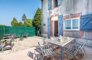 Outdoor dining - The brickworks (Saint-Martin-des-Fontaines)