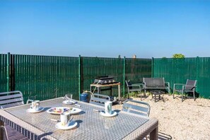 Outdoor dining - The brickworks (Saint-Martin-des-Fontaines)