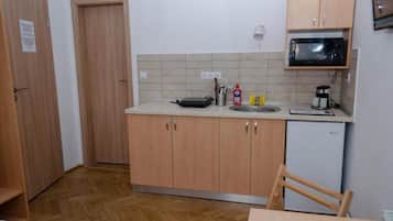 Studio Basic | Dapur pribadi | Lemari es kecil, microwave, kompor, dan peralatan masak/sendok-piring