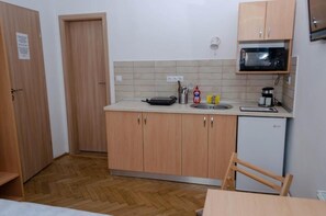 Estudi bàsic | Cuina privada | Frigorífic petit, microones i placa de cuina 