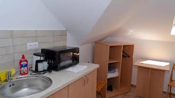 Kamar Ekonomi | Dapur pribadi | Lemari es kecil, microwave, kompor, dan peralatan masak/sendok-piring