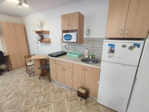 Semi basement Studio | Private kitchen | Mini-fridge, microwave, stovetop, cookware/dishes/utensils