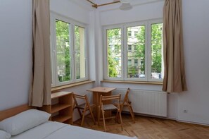 Traditional Studio | Free WiFi, bed sheets