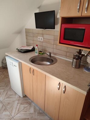Small loft room | Private kitchen | Mini-fridge, microwave, stovetop, cookware/dishes/utensils - Casa Rezidentiala Pasteur (Cluj-Napoca)