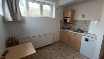 Kamar Triple Ekonomi | Dapur pribadi | Lemari es kecil, microwave, kompor, dan peralatan masak/sendok-piring