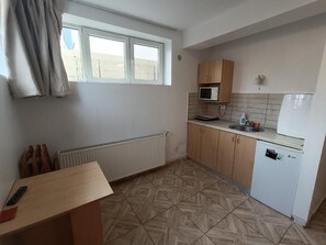 Habitació triple econòmica | Cuina privada | Frigorífic petit, microones i placa de cuina 