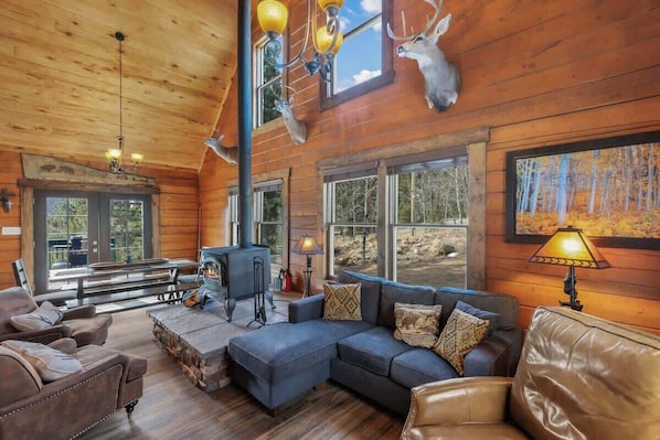 TV, fireplace - Cozy Cabin @ 11 Mile Reservoir! Minutes from Lake! (Lake George)