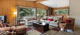 Ute Cabin - Centrally Located in Woodland Park!