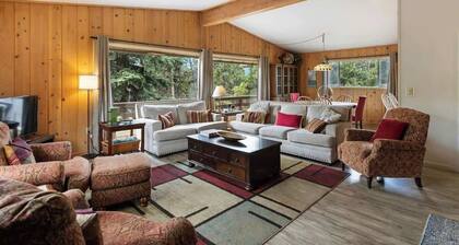 Ute Cabin - Centrally Located in Woodland Park!