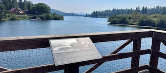 Spacious 4BR Waterfront Cabin at Tiffanys Resort - Perfect for Families & Groups