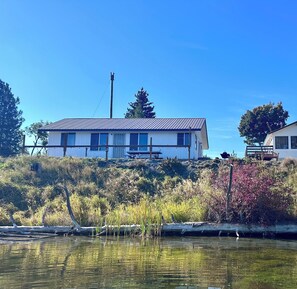 Exterior - Spacious 4BR Waterfront Cabin at Tiffanys Resort - Perfect for Families & Groups (Republic)