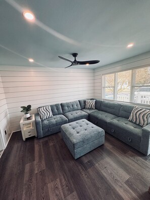 Smart TV - 3-bedroom house in peaceful Lower Township. Minutes away from Cape May City! (Lower Township)