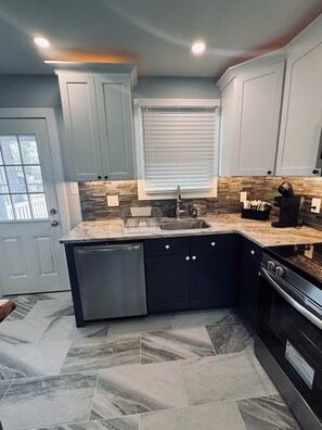 Fridge, microwave, oven, stovetop - 3-bedroom house in peaceful Lower Township. Minutes away from Cape May City! (Lower Township)