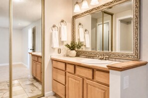 Bathroom - Spacious 4-bedroom house in beautiful Centennial with prime location (Centennial)