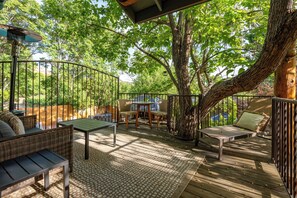 Outdoor dining - Tree House • Romantic Hideaway Near Sedona (Cornville)