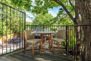 Outdoor dining - Tree House • Romantic Hideaway Near Sedona (Cornville)